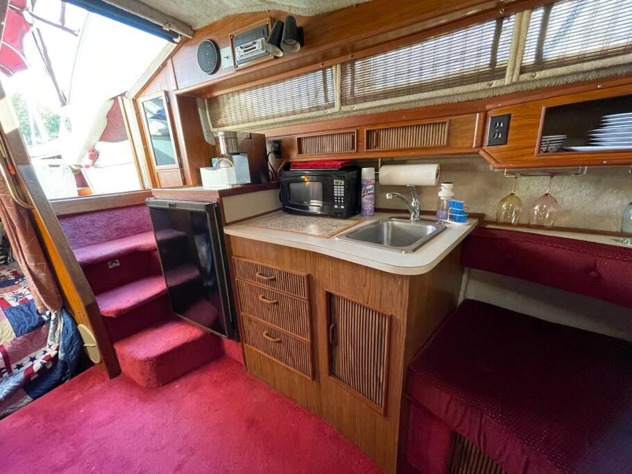 Private Yacht On Catskill Creek Exterior photo