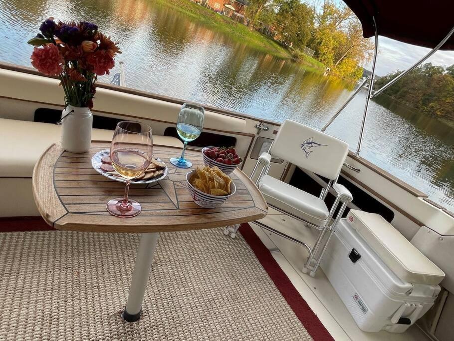 Private Yacht On Catskill Creek Exterior photo